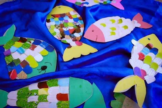 Gyerekek festés közben